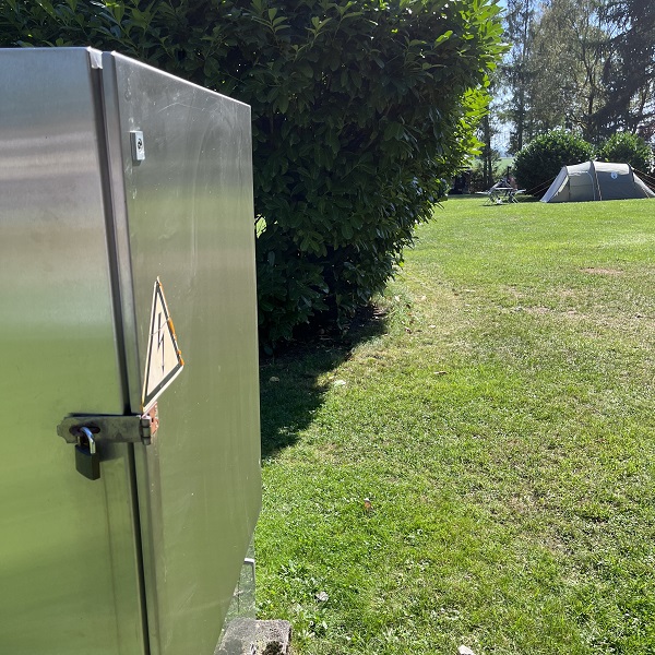 Moderner Stromkasten auf einer Campingwiese