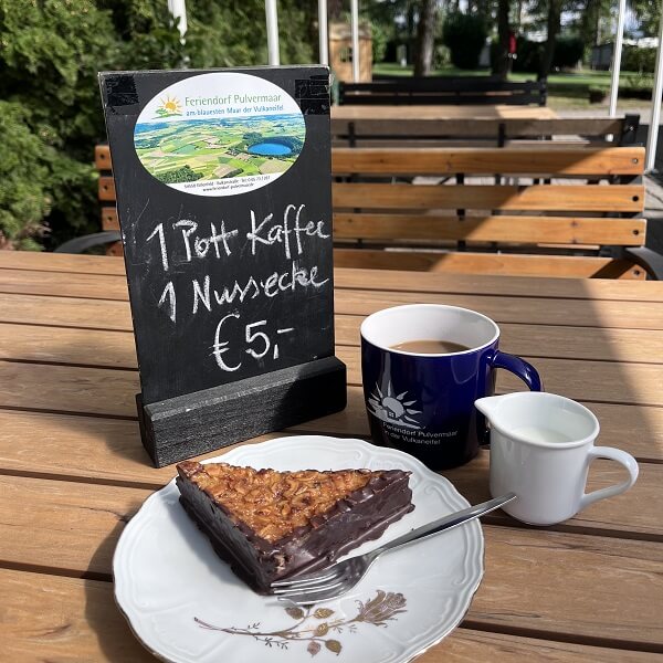 Nussecke und Pott Kaffee zum Angebotspreis auf der Terrasse des Gästehauses