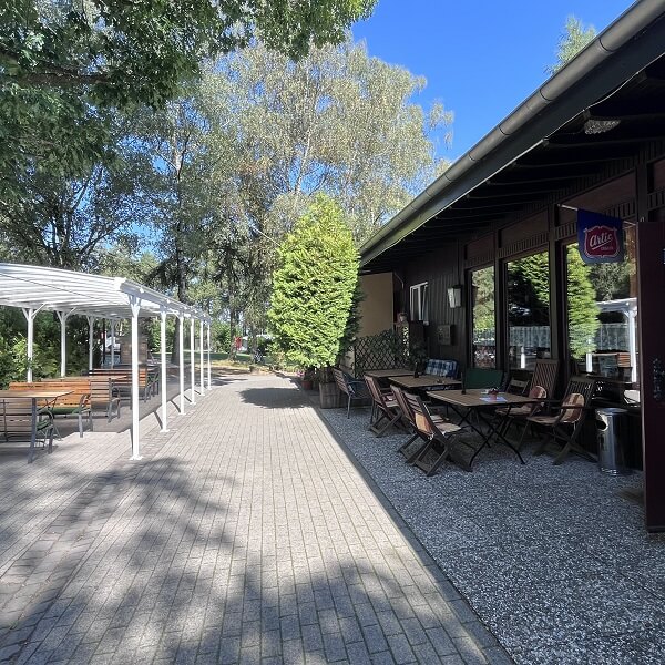 Gästehaus mit Terrasse voller Stühle
