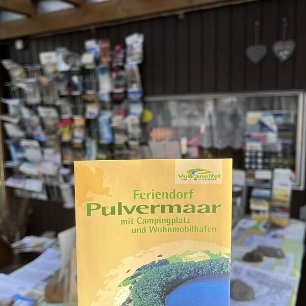 Übersicht der Wand aus Flyern von örtlichen Sehenswürdigkeiten