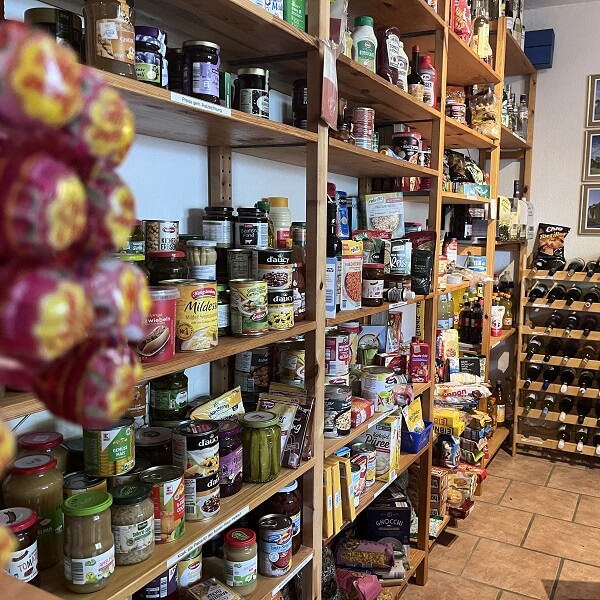 Auswahl an Lebensmitteln im Kiosk