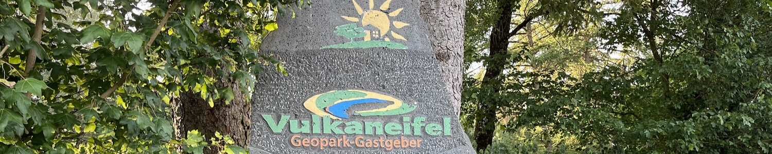 Basaltstein mit eingraviertem Logo der Vulkaneifel und des Feriendorf Pulvermaar