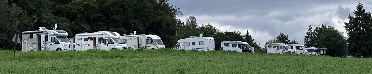 Panoramafoto der aufgereihten Wohnmobile auf dem Wohnmobilhafen